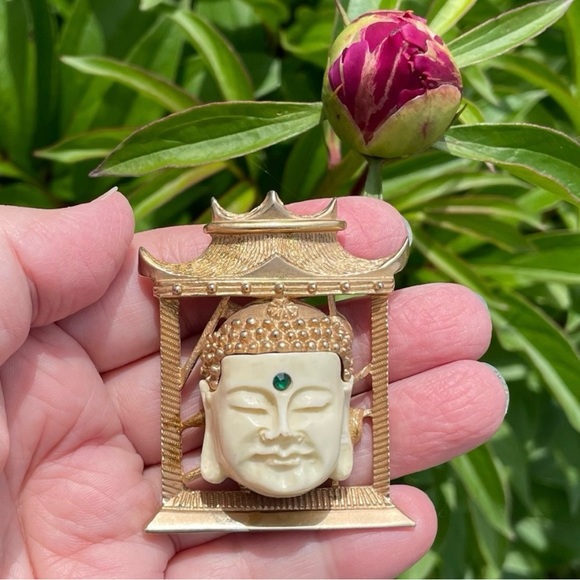 Vintage Jewelry - Vintage 1960s Selro Buddha Brooch Framed In Goldtone Pagoda